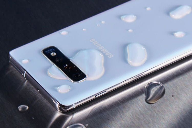 Die neue Samsung Galaxy S10 Smartphone-Reihe ist wasserdicht nach Schutzklasse IP68 Die neue Samsung Galaxy S10 Smartphone-Reihe ist wasserdicht nach Schutzklasse IP68