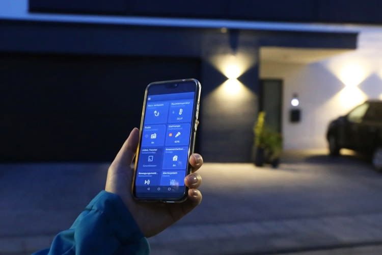 Eingebunden in ein Smart Home lässt sich das Garagentor zusammen mit der Beleuchtung steuern Eingebunden in ein Smart Home lässt sich das Garagentor zusammen mit der Beleuchtung steuern