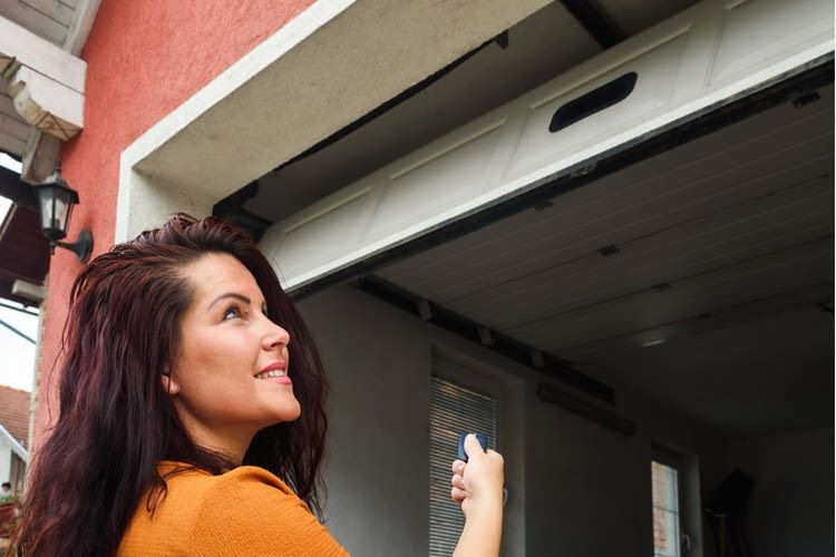 Günstige Garagentorantriebe mit Handsender gibt es bereits für knapp 100 Euro Günstige Garagentorantriebe mit Handsender gibt es bereits für knapp 100 Euro
