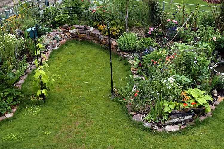 Je komplexer ein Garten ist, desto besser muss der Mähroboter navigieren können Je komplexer ein Garten ist, desto besser muss der Mähroboter navigieren können