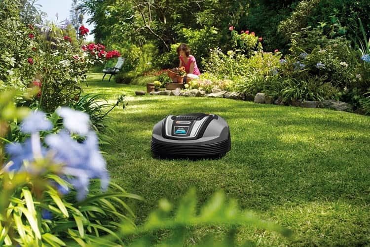 Der Mähroboter GARDENA Mähroboter R70Li mäht den Rasen täglich - das geschnitte Gras wird zu natürlichen Dünger Der Mähroboter GARDENA Mähroboter R70Li mäht den Rasen täglich - das geschnitte Gras wird zu natürlichen Dünger