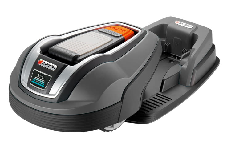 Zum Aufladen zieht sich der GARDENA R70Li Mähroboter selbständig in seine Ladestation zurück Zum Aufladen zieht sich der GARDENA R70Li Mähroboter selbständig in seine Ladestation zurück