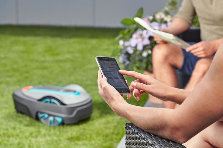 Der GARDENA smart SILENO city Set lässt sich per Smartphone bedienen Der GARDENA smart SILENO city Set lässt sich per Smartphone bedienen