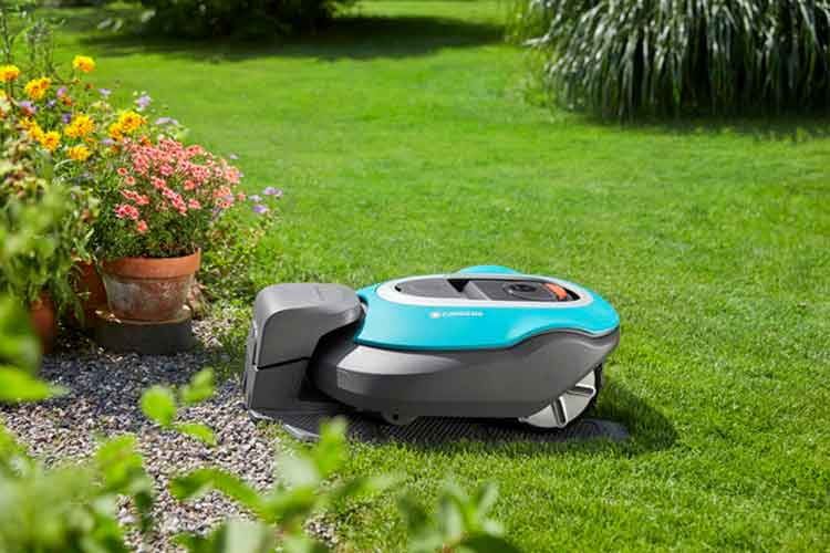 Mähroboter GARDENA smart SILENO lädt seinen Akku an der Ladestation auf Mähroboter GARDENA smart SILENO lädt seinen Akku an der Ladestation auf