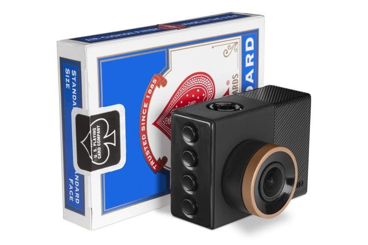 Die Garmin Dash Cam 55 ist unauffällig und kleiner als ein Kartenspiel Die Garmin Dash Cam 55 ist unauffällig und kleiner als ein Kartenspiel
