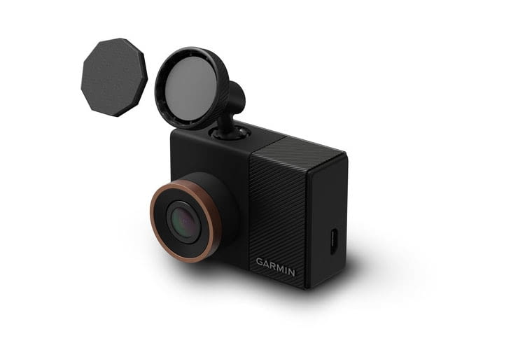 Die Garmin Dash Cam 55 wird mittels Magneten und Klebesockel im Auto befestigt Die Garmin Dash Cam 55 wird mittels Magneten und Klebesockel im Auto befestigt