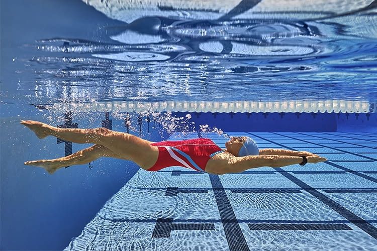 Garmin vívoactive HR misst beim Schwimmen u.a. die Gesamtstrecke, Intervalldistanz, Geschwindigkeit und die Anzahl der Schwimmzüge Garmin vívoactive HR misst beim Schwimmen u.a. die Gesamtstrecke, Intervalldistanz, Geschwindigkeit und die Anzahl der Schwimmzüge