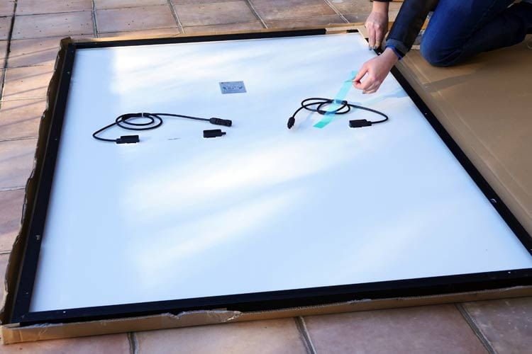 Beim Auspacken zeigte sich, dass einige Kabel bereits vormontiert sind Beim Auspacken zeigte sich, dass einige Kabel bereits vormontiert sind