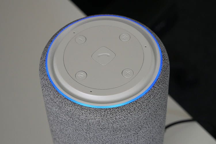 Wie der Echo Plus zeigt auch der Gigaset Smart Speaker L800HX durch einen blau leuchtenden Ring an, dass er auf eine Aufgabe wartet Wie der Echo Plus zeigt auch der Gigaset Smart Speaker L800HX durch einen blau leuchtenden Ring an, dass er auf eine Aufgabe wartet