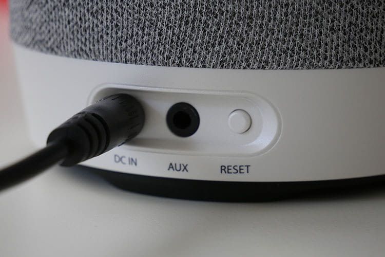 Verkabelte Anschlüsse am Gigaset Smart Speaker: Außer Strom und AUX sind alle anderen Verbindungen kabellos Verkabelte Anschlüsse am Gigaset Smart Speaker: Außer Strom und AUX sind alle anderen Verbindungen kabellos