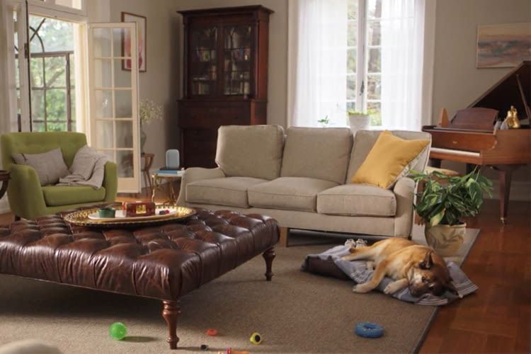 Nest Audio fällt aufgrund seines edlen Designs in modernen Wohnräumen kaum auf Nest Audio fällt aufgrund seines edlen Designs in modernen Wohnräumen kaum auf