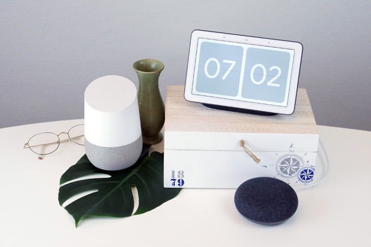 Nutzern stehen verschiedene Lautsprecher und Displays mit Google Assistant Integration zur Auswahl Nutzern stehen verschiedene Lautsprecher und Displays mit Google Assistant Integration zur Auswahl
