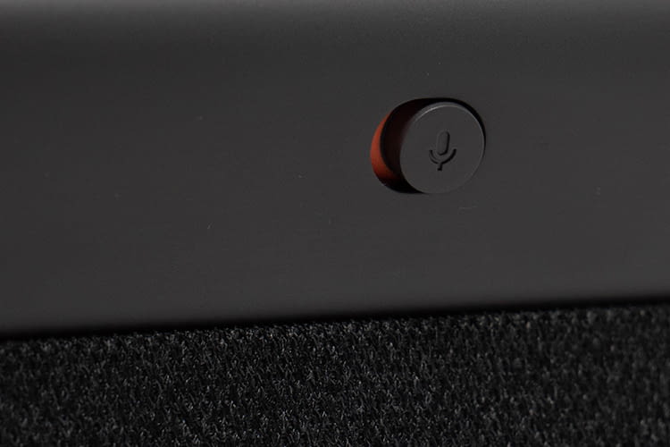 Die Google Nest Produkte verfügen über einen physischen Mikrofon-Ausschalter, wie hier Google Nest Hub Die Google Nest Produkte verfügen über einen physischen Mikrofon-Ausschalter, wie hier Google Nest Hub