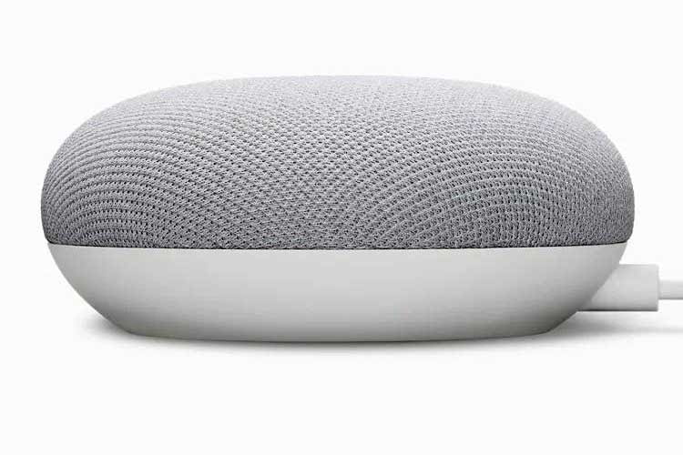 Optisch gleicht Nest Mini seinem Vorgänger Google Home Mini, technisch bietet die neue Generation verbesserten Sound und einen KI-Chip Optisch gleicht Nest Mini seinem Vorgänger Google Home Mini, technisch bietet die neue Generation verbesserten Sound und einen KI-Chip