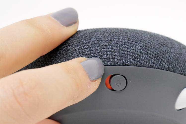 An der Gehäuseunterseite befindet sich der Mikrofon-Ausschalter von Google Nest Mini, der Google Assistant taub stellt An der Gehäuseunterseite befindet sich der Mikrofon-Ausschalter von Google Nest Mini, der Google Assistant taub stellt