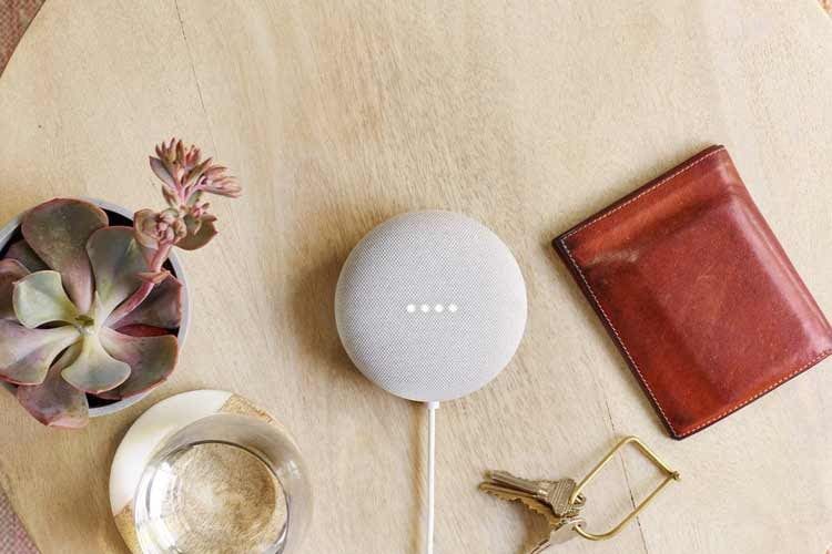 Google Nest Mini gibt es in verschiedenen Farben Google Nest Mini gibt es in verschiedenen Farben