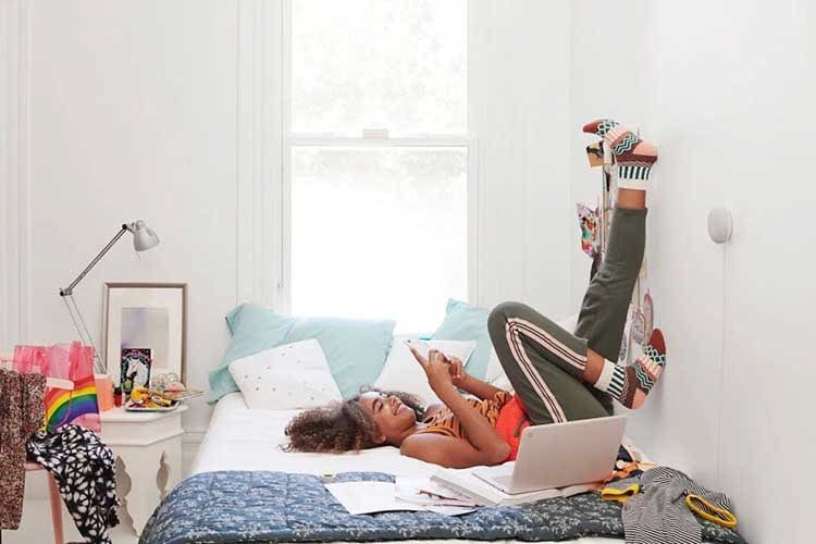 Der intelligente Laustsprecher Google Nest Mini sorgt zusammen mit Musikstreaming-Diensten für Entertainment Der intelligente Laustsprecher Google Nest Mini sorgt zusammen mit Musikstreaming-Diensten für Entertainment