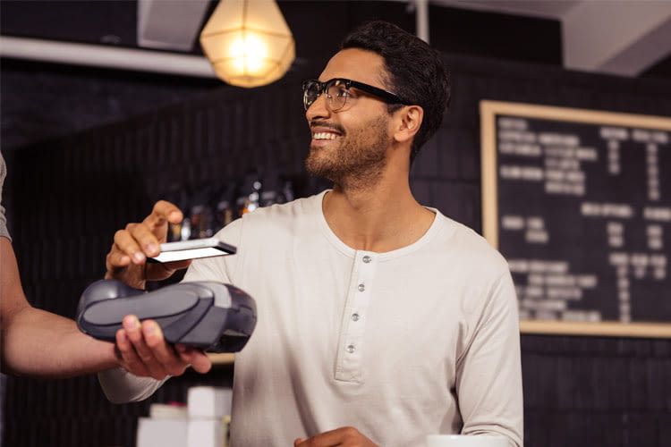 Kontaktloses Zahlen spart Zeit und ist besonders hygienisch Kontaktloses Zahlen spart Zeit und ist besonders hygienisch