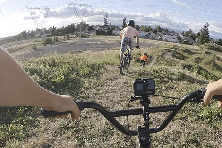 HyperSmooth-Videostabilisierung sorgt auch auf unebenem Gelände für ruckelfreie Videos HyperSmooth-Videostabilisierung sorgt auch auf unebenem Gelände für ruckelfreie Videos
