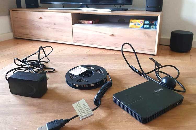 Der Lieferumfang der Govee TV-Hintergrundbeleuchtung umfasst z. B. einen LED-Strip, eine Box, Netzkabel und eine Kamera Der Lieferumfang der Govee TV-Hintergrundbeleuchtung umfasst z. B. einen LED-Strip, eine Box, Netzkabel und eine Kamera