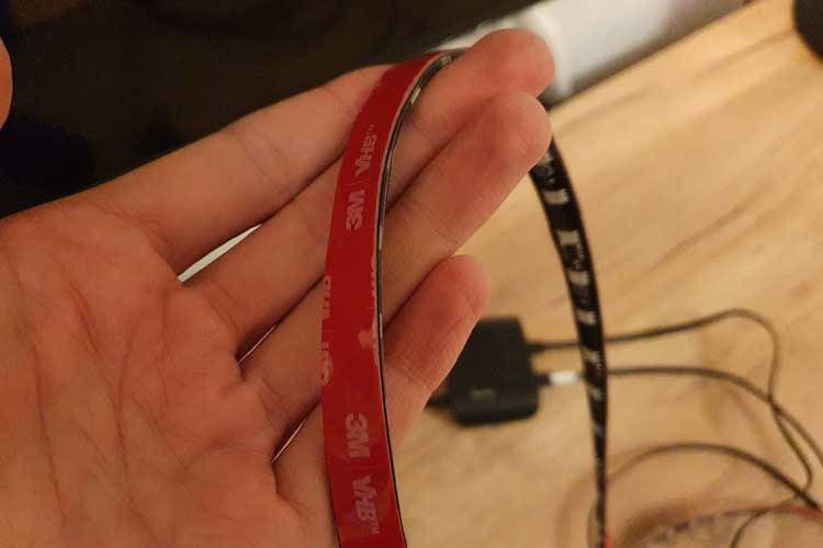 Bei den meisten Ambilight Alternativen wird ein LED-Streifen auf der Rückseite des TV-Geräts verklebt Bei den meisten Ambilight Alternativen wird ein LED-Streifen auf der Rückseite des TV-Geräts verklebt