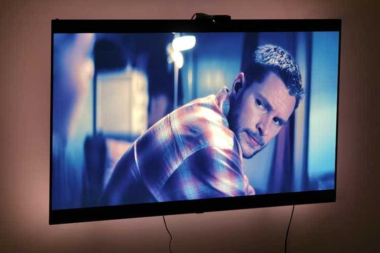 Die Kamera von Govee T2 analysiert die Farbanteile des Bildschirms und gibt die Information an den Lichtstreifen weiter Die Kamera von Govee T2 analysiert die Farbanteile des Bildschirms und gibt die Information an den Lichtstreifen weiter