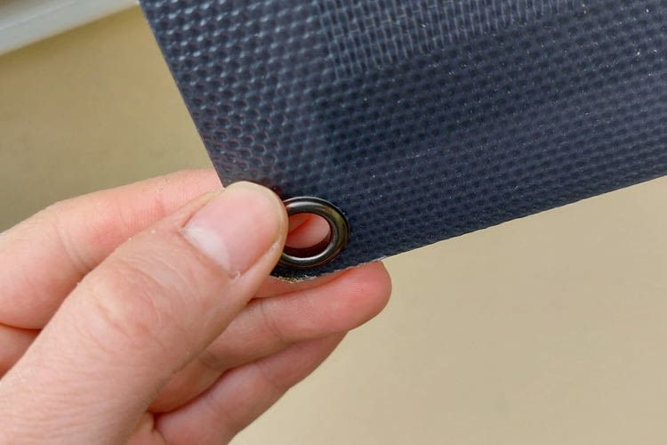 Jedes Green Solar Leichtmodul verfügt über vier Ösen zur Befestigung Jedes Green Solar Leichtmodul verfügt über vier Ösen zur Befestigung