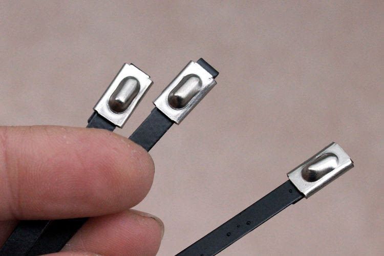 Diese speziellen Kabelbinder halten die Solarmodule z. B. an einem Balkongeländer Diese speziellen Kabelbinder halten die Solarmodule z. B. an einem Balkongeländer