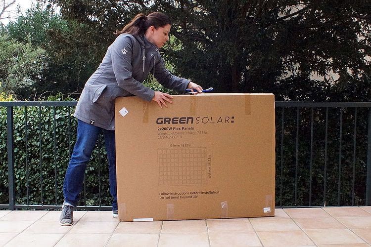 Die Verpackung der Green Solar Module ist vergleichsweise kompakt und leicht Die Verpackung der Green Solar Module ist vergleichsweise kompakt und leicht