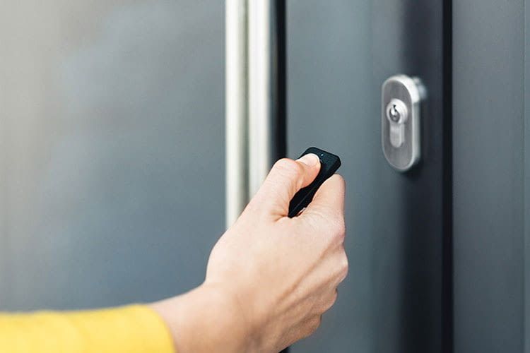 Mit einem Handsender können z.B. auch Rollstuhlfahrer Türen einfach öffnen Mit einem Handsender können z.B. auch Rollstuhlfahrer Türen einfach öffnen