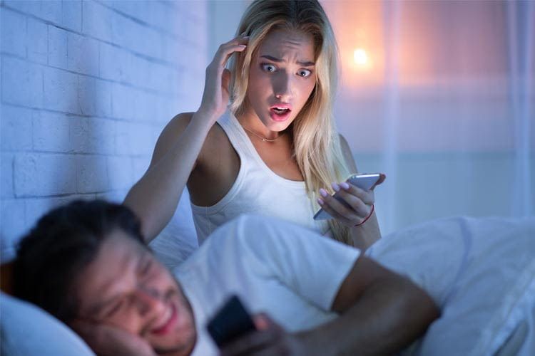 Nicht jeder spioniert so offensichtlich, wie die junge Dame auf unserem Bild Nicht jeder spioniert so offensichtlich, wie die junge Dame auf unserem Bild
