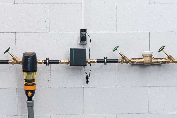 Die Pontos Base von hansgrohe wird zwischen Wasseruhr mit Absperrventilen und dem Wasserfilter mit Druckminderer installiert Die Pontos Base von hansgrohe wird zwischen Wasseruhr mit Absperrventilen und dem Wasserfilter mit Druckminderer installiert