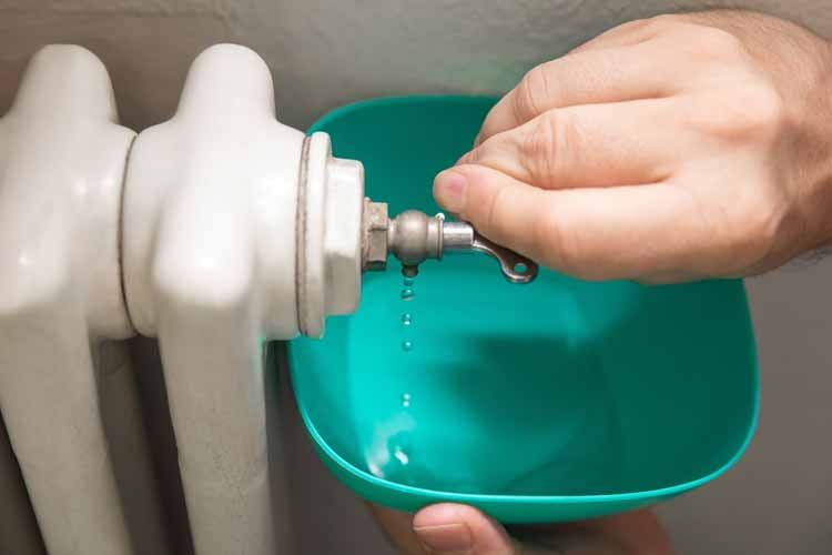 Das Entlüften der Heizkörper dauert nur wenige Minuten und bringt viel Das Entlüften der Heizkörper dauert nur wenige Minuten und bringt viel