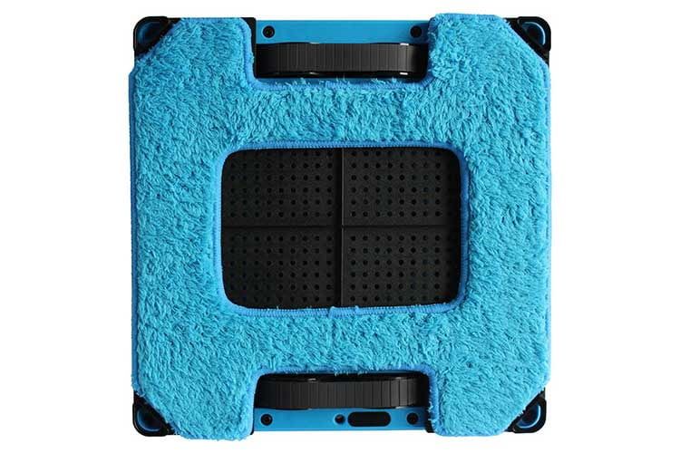 Die Unterseite des Fensterputzroboters Hobot 288 - oben und unten sind die Raupenketten aus Gummi erkennbar Die Unterseite des Fensterputzroboters Hobot 288 - oben und unten sind die Raupenketten aus Gummi erkennbar