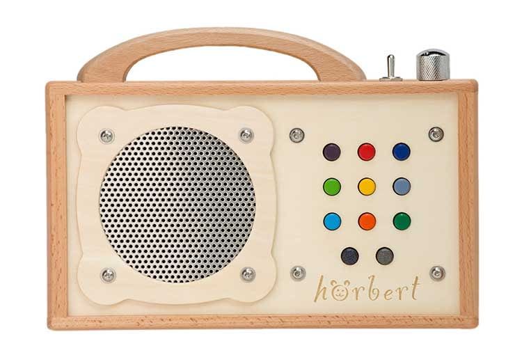 Der Kinder-Player Hörbert setzt mit Materialien aus Holz und Edelstahl auf Nachhaltigkeit Der Kinder-Player Hörbert setzt mit Materialien aus Holz und Edelstahl auf Nachhaltigkeit