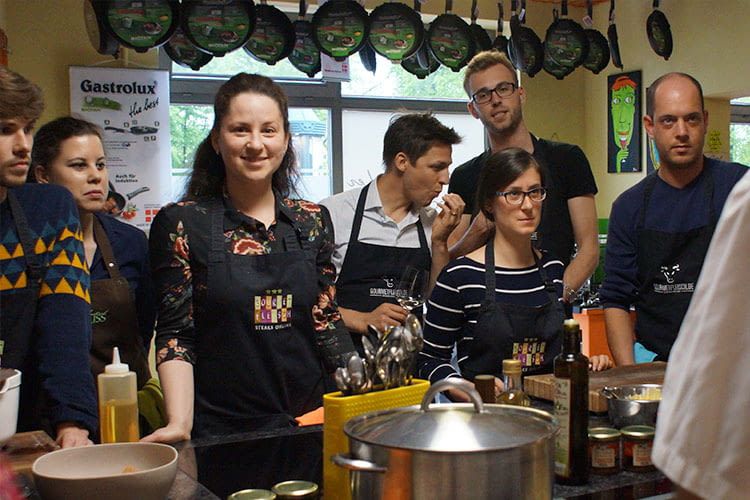 homeandsmart-team-bei-kochkurs