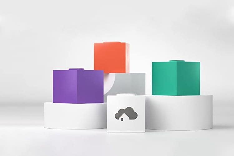 Die weiße homee Zentrale lässt sich um viele, bunte Funk-Cubes erweitern Die weiße homee Zentrale lässt sich um viele, bunte Funk-Cubes erweitern