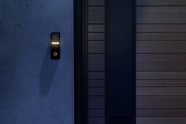 Nachts hilft ein kleines Licht an der Logitech Circle View bei der Orientierung Nachts hilft ein kleines Licht an der Logitech Circle View bei der Orientierung