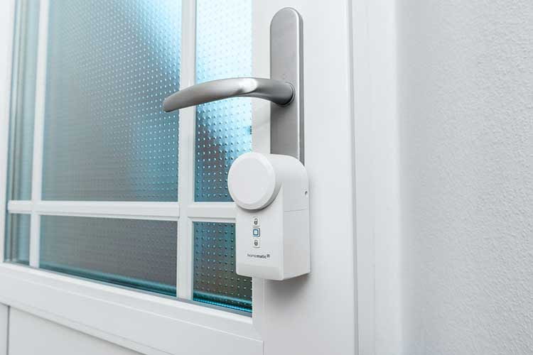 Für die Installation des Homematic IP Türschlossantriebs ist kein Bohren und Verdrahten nötig Für die Installation des Homematic IP Türschlossantriebs ist kein Bohren und Verdrahten nötig