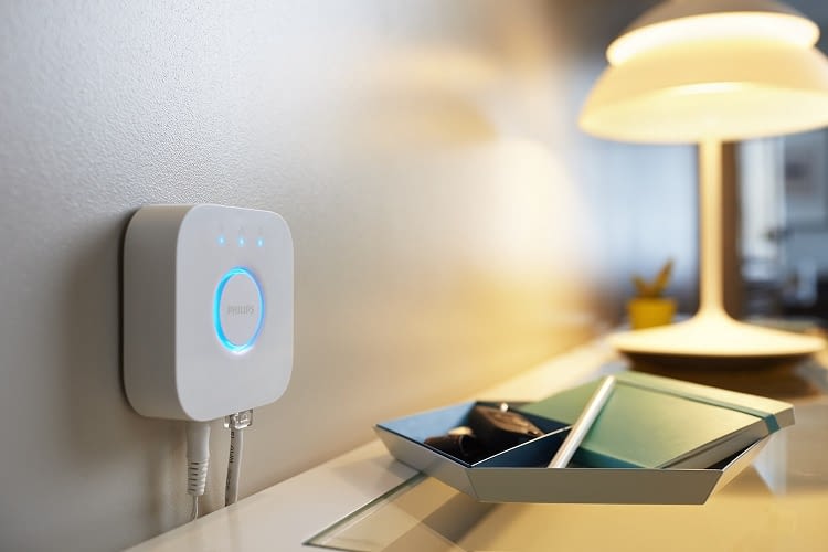 Nur die rechteckige Philips Hue Bridge der zweiten Generation erlaubt die einfache Verbindung der Hue-Lampen mit Apple HomeKit. Nur die rechteckige Philips Hue Bridge der zweiten Generation erlaubt die einfache Verbindung der Hue-Lampen mit Apple HomeKit.