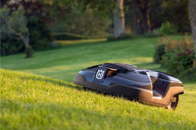 Mähroboter verrichten auch bei eigener Abwesenheit zuverlässig ihren Dienst und laden sich selbstständig auf Mähroboter verrichten auch bei eigener Abwesenheit zuverlässig ihren Dienst und laden sich selbstständig auf