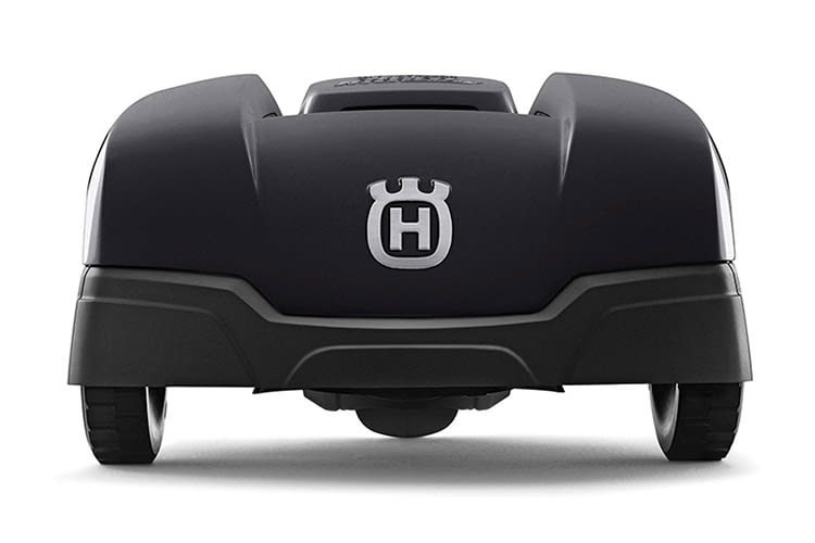 Dank schmaler Abmessungen eignet sich der HUSQVARNA AUTOMOWER 105 Mähroboter auch für komplexe Gärten Dank schmaler Abmessungen eignet sich der HUSQVARNA AUTOMOWER 105 Mähroboter auch für komplexe Gärten