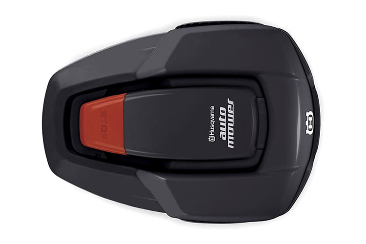 Der Mähroboter HUSQVARNA AUTOMOWER 105 arbeitet mit seinen 61 dB(A) im Garten leise vor sich hin Der Mähroboter HUSQVARNA AUTOMOWER 105 arbeitet mit seinen 61 dB(A) im Garten leise vor sich hin