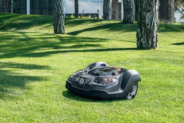 Der HUSQVARNA AUTOMOWER 450X schafft Steigungen von bis zu 45 Prozent Der HUSQVARNA AUTOMOWER 450X schafft Steigungen von bis zu 45 Prozent