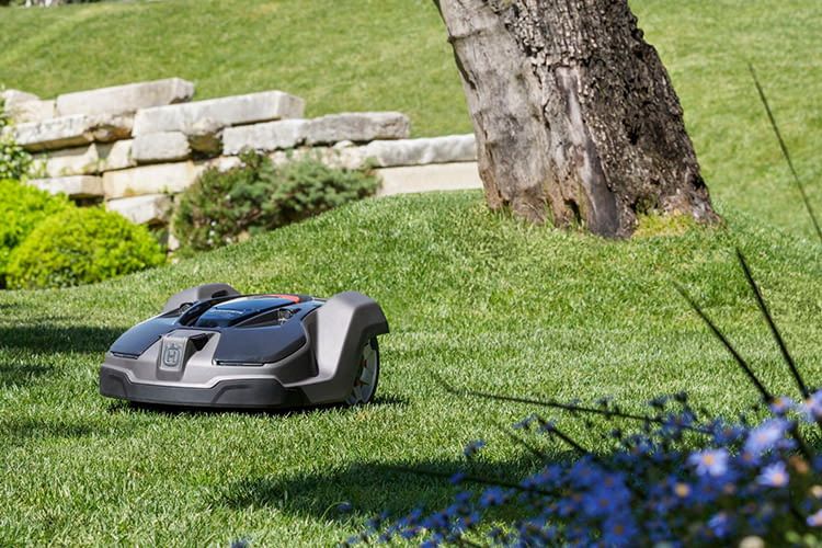 Ein Ultraschallsensor lässt den HUSQVARNA AUTOMOWER 450X entfernte Hindernisse erkennen Ein Ultraschallsensor lässt den HUSQVARNA AUTOMOWER 450X entfernte Hindernisse erkennen