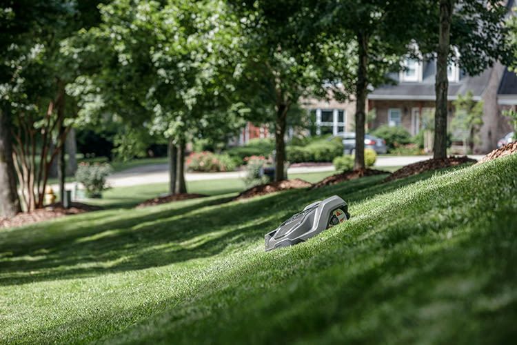 Der HUSQVARNA AUTOMOWER 450X fühlt sich in komplexen großen Gärten wohl Der HUSQVARNA AUTOMOWER 450X fühlt sich in komplexen großen Gärten wohl