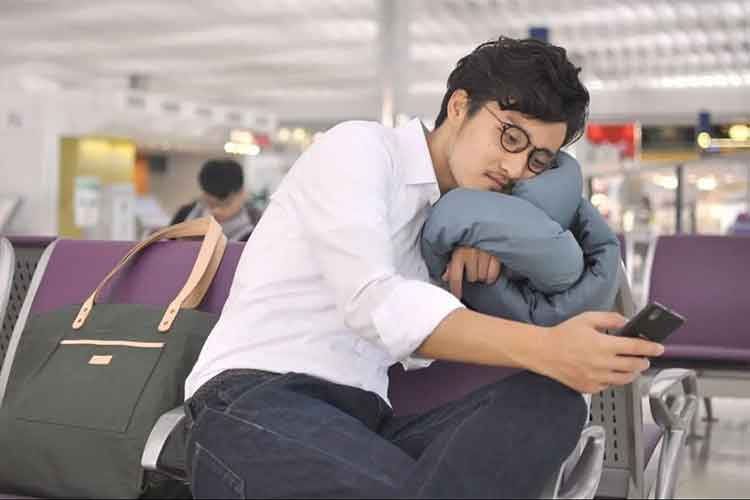 Das Huzi Infinity Pillow stützt auch Seite und Kinn ab Das Huzi Infinity Pillow stützt auch Seite und Kinn ab