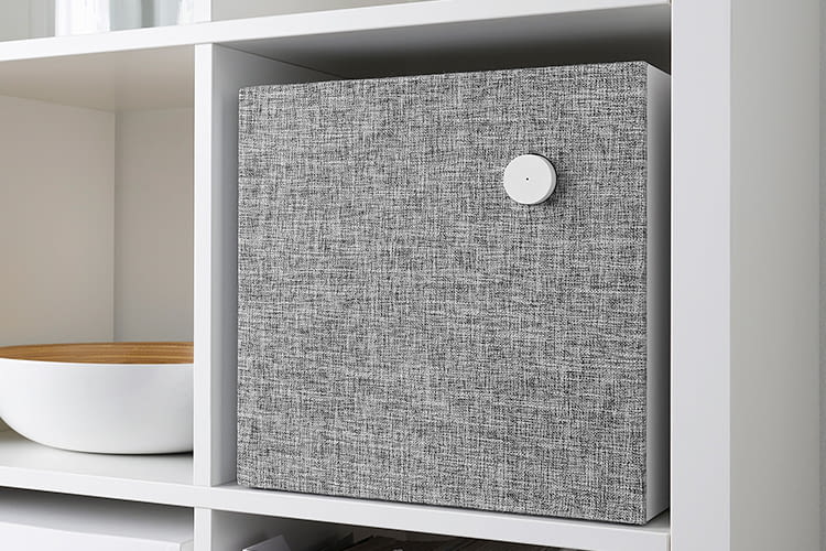 Der IKEA ENEBY Lautsprecher mit den Abmessungen 30 x 30 cm passt perfekt zu IKEA-Regalen Der IKEA ENEBY Lautsprecher mit den Abmessungen 30 x 30 cm passt perfekt zu IKEA-Regalen