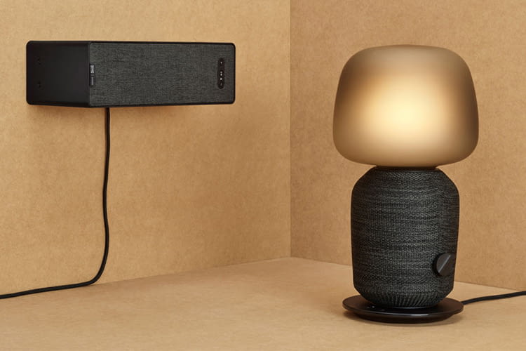 In Kooperation mit Sonos vermarktet IKEA einen SYMFONISK Lautsprecher und eine SYMFONISK Lampe mit Sound In Kooperation mit Sonos vermarktet IKEA einen SYMFONISK Lautsprecher und eine SYMFONISK Lampe mit Sound