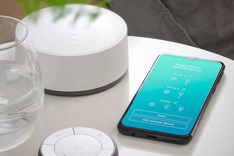 Das IKEA TRÅDFRI Gateway stellt die Verbindung zwischen den IKEA Smart Home Geräten, dem Internet und Smartphone her. Das IKEA TRÅDFRI Gateway stellt die Verbindung zwischen den IKEA Smart Home Geräten, dem Internet und Smartphone her.